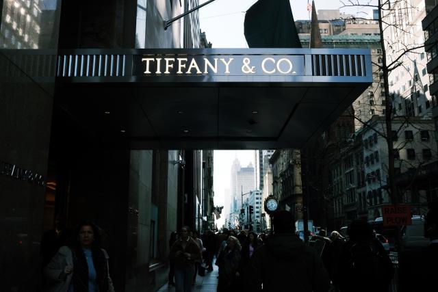 New York Jewel Thief Switches $225,500 Diamond Ring with Fake at Tiffany Store