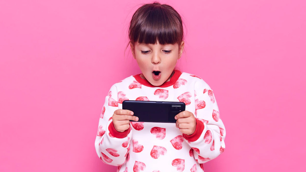 Parenting in the Smartphone Era: Striking a Balance Between Screen Time and Free Play