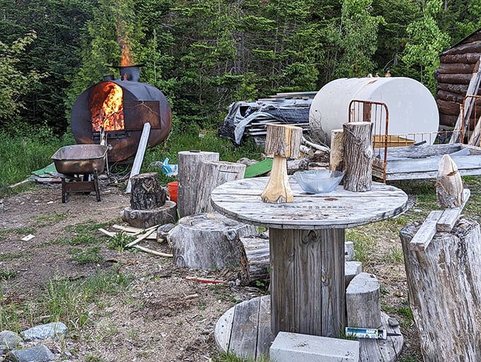 Rustic charm meets outdoor pizza oven. It's like a Flintstones kitchen, but with better wood-fired flavor and fewer pterodactyl problems.