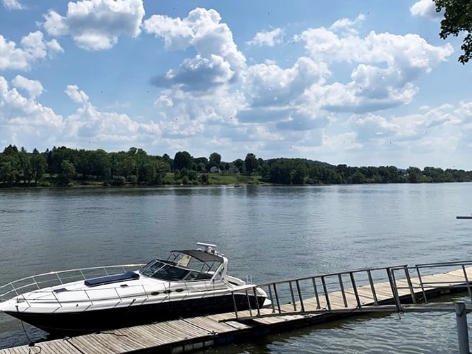 Who needs an ocean when you've got this view? The Ohio River provides a backdrop so serene, you might forget you're dining and not daydreaming.