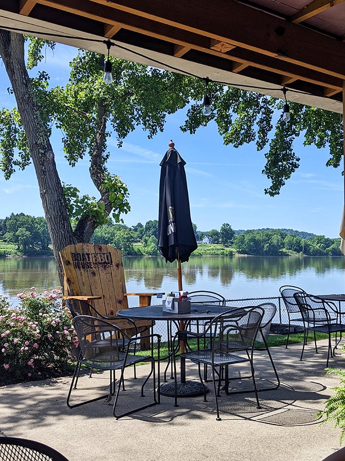 River views and BBQ blues... in the best way possible. This outdoor seating area is where memories (and full bellies) are made.