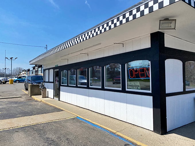 Shirley's Cafe: Step back in time without leaving Linden! This retro diner serves up nostalgia with a side of crispy hash browns.