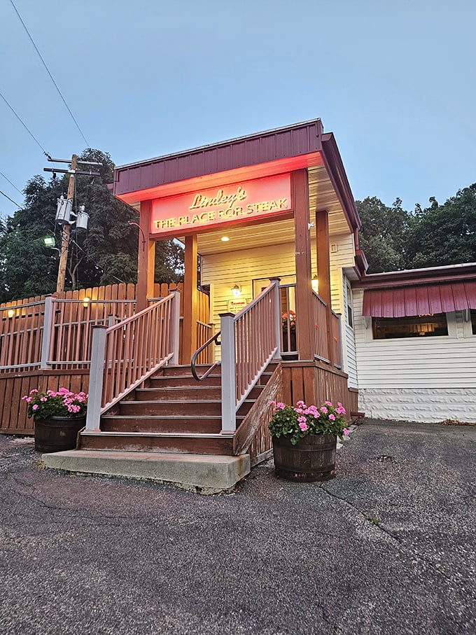 Lumberjack chic meets carnivore's dream! This cozy cabin of meat mastery has been perfecting the art of steak since 1958.