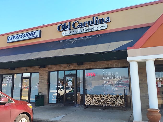 Strip mall surprise! Old Carolina brings a taste of down-home BBQ to the heart of Ohio.