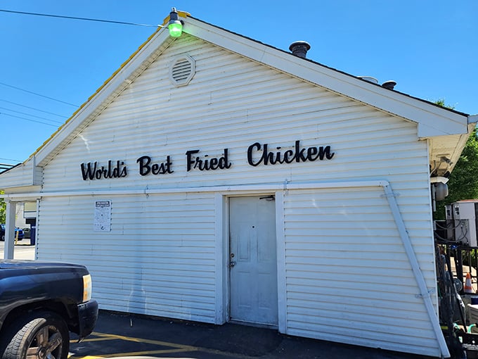 Simple white building, big flavor promises. If confidence were crispy, this place would be the Colonel's worst nightmare.