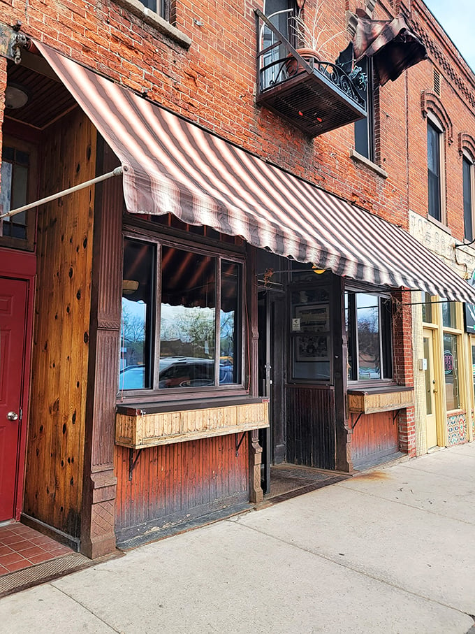 Retro vibes and cold brews! This place is more authentic than a politician's campaign promises – and far more enjoyable.