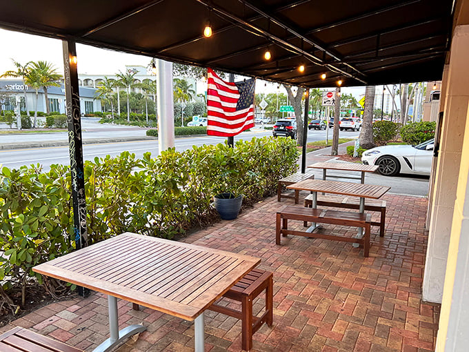 Al fresco dining, Florida style. Palm trees, sunshine, and the promise of pizza – does life get any better?