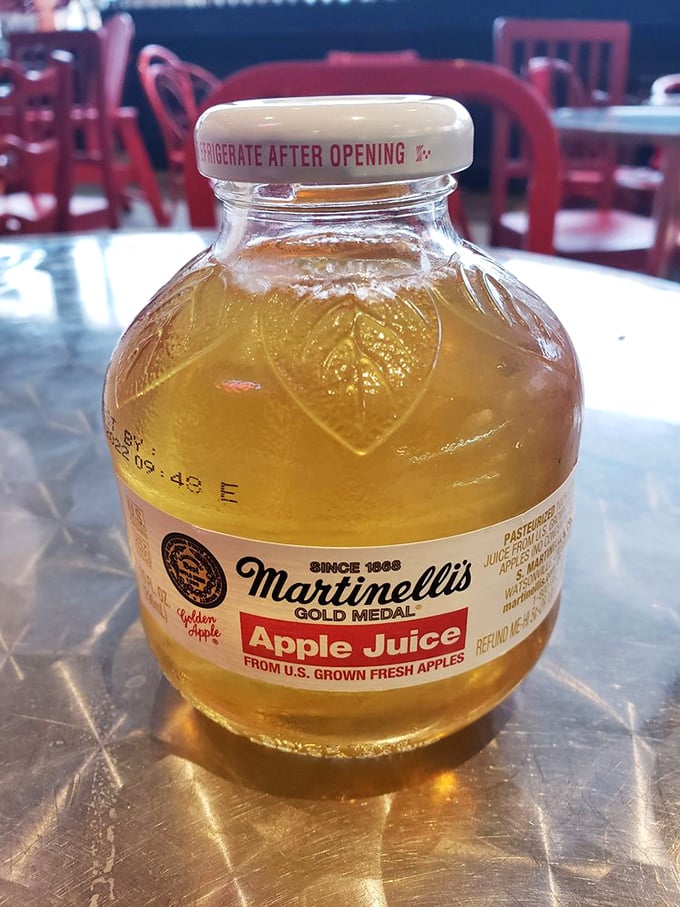 Liquid gold in a bottle! This apple juice is the nectar of the gods, or at least of very happy orchards. It's like sunshine decided to take a vacation in your mouth.