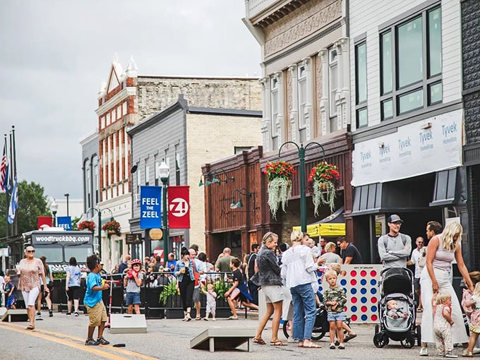 Classic cars and classic charm – Zeeland's pulling out all the stops! It's like "American Graffiti" meets "Pleasantville" with a Dutch twist.