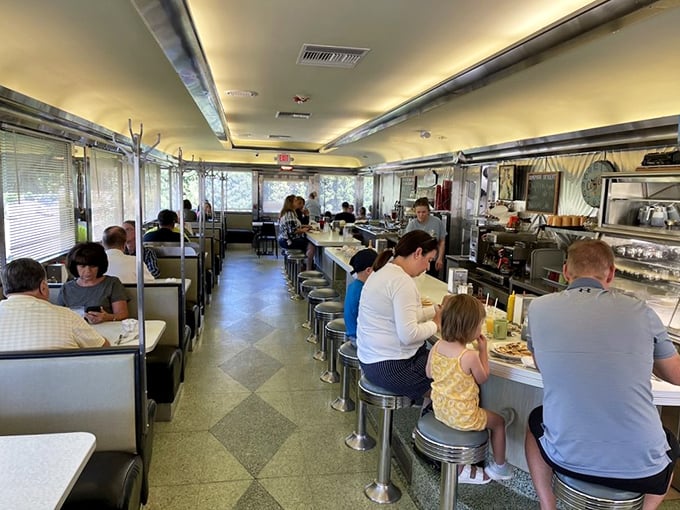 Diner dynamics! Watch as hungry patrons transform into happy campers faster than you can say 