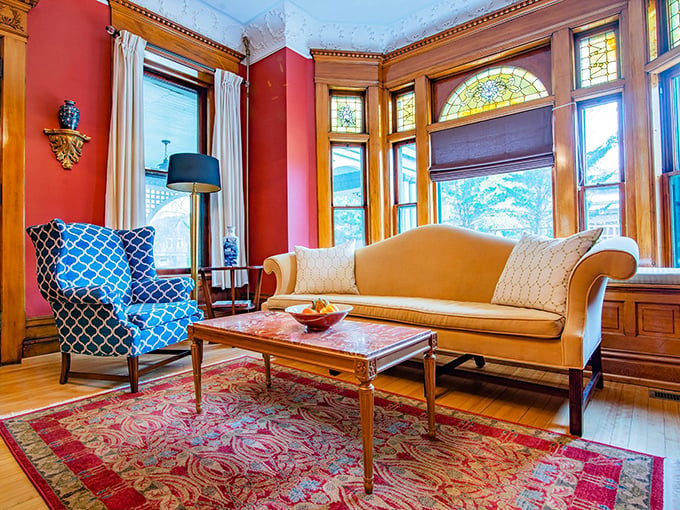 Fifty shades of... fabulous! This sitting area's bold color scheme and mix of patterns create a space that's both regal and inviting.