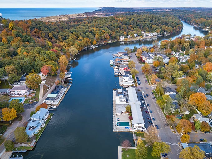 Fall in love with Saugatuck's autumn palette – it's like Mother Nature's own Impressionist masterpiece. Photo credit: Robyn's Nest Riverside, Saugatuck Michigan