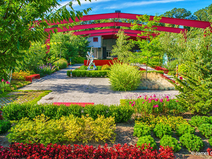 Saugatuck Center for the Arts: Where nature and sculpture play a game of 'who wore it better?' Spoiler: Everyone wins!