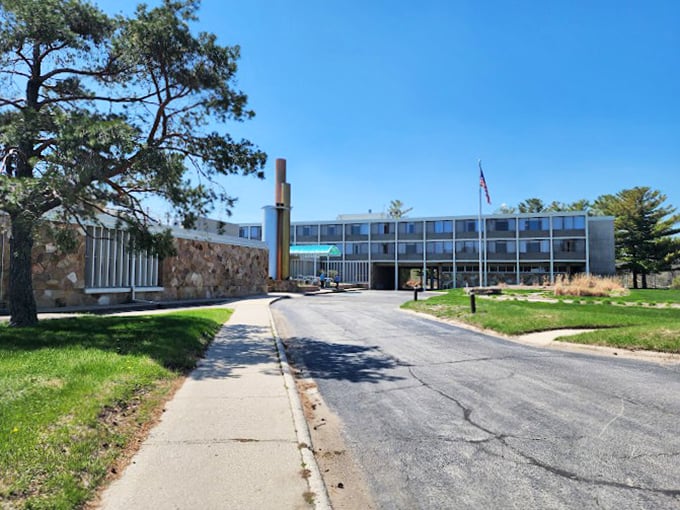 Welcome to vacation central: This mid-century modern marvel could be Don Draper's lakeside getaway spot.