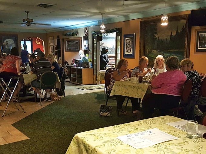 A gathering of food enthusiasts or a meeting of the "Clean Plate Club"? At Dreamland, it's often hard to tell the difference.