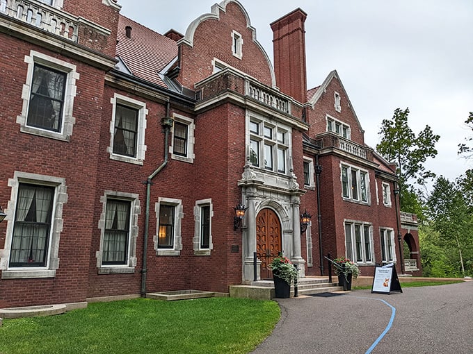 Park your jalopy and pretend you've arrived in a Rolls-Royce. This mansion is the ultimate road trip glow-up!