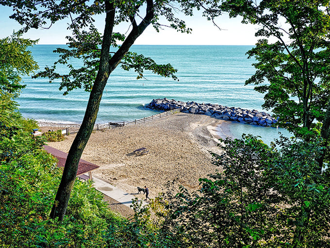 Quaint charm meets lakeside splendor. It's like stepping into a Norman Rockwell painting, if Norman had a thing for Great Lakes views.