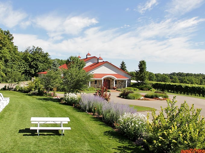 Brys Estate: Where barns get a Hollywood makeover. This place is so photogenic, your camera might develop a crush.