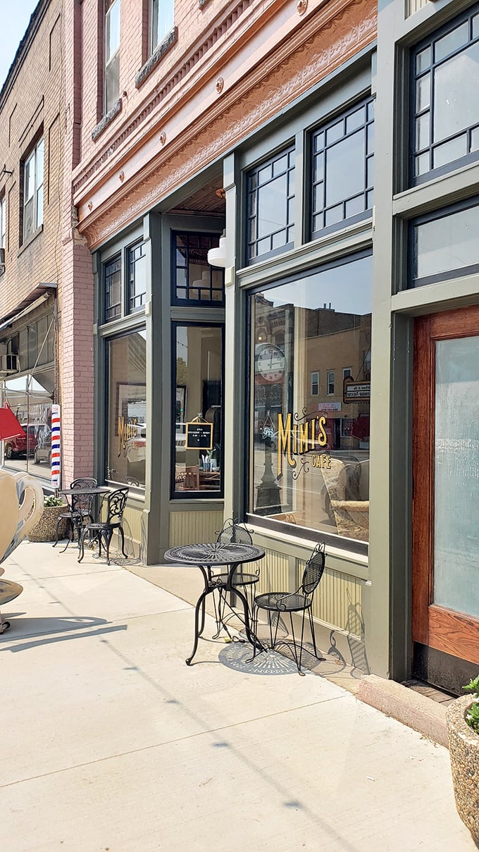 Sidewalk seating that's perfect for people-watching or plotting your next scone conquest. The world's your oyster – or in this case, your pastry!