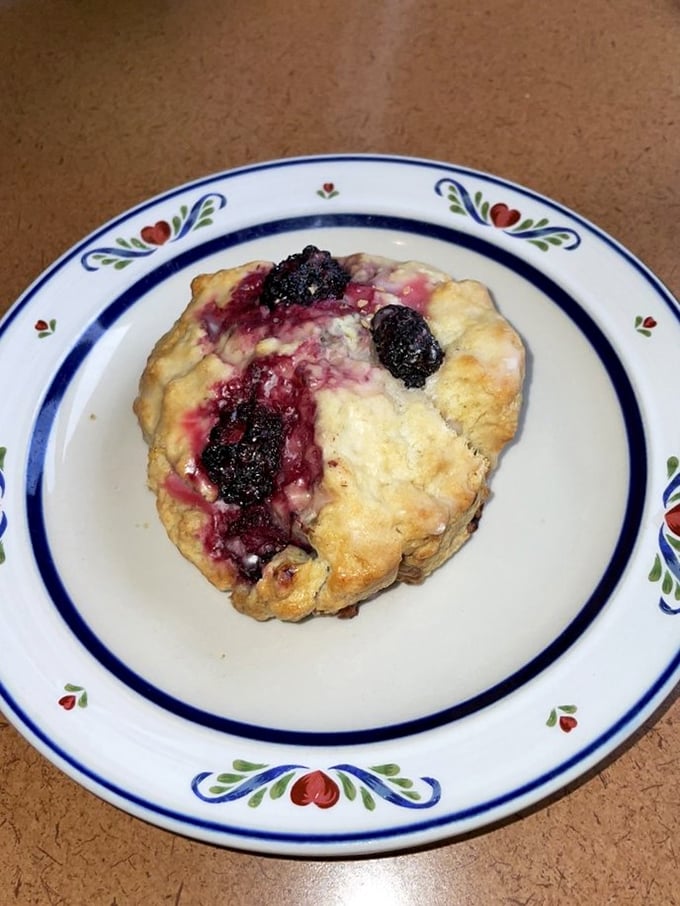 Berry-licious perfection! This blackberry scone looks like it could star in its own food network show. Paul Hollywood would definitely approve.