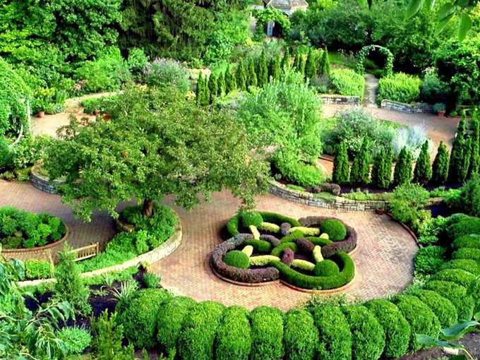 A garden so enchanting, even Mr. Darcy would crack a smile! This aerial view showcases Inniswood's meticulously designed landscapes, where nature and artistry dance in perfect harmony.