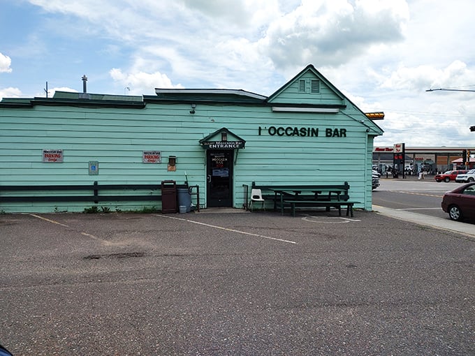 A slice of Northwoods nostalgia! This unassuming blue building houses more wildlife than your average forest – and better drinks, too.