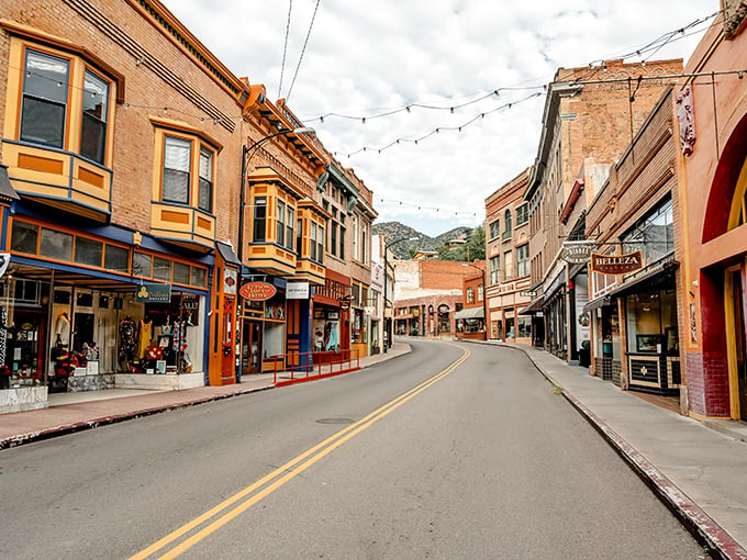 Bisbee: Where the Wild West meets Wes Anderson! This charming street could be a movie set, complete with vintage cars and sun-drenched adobe.