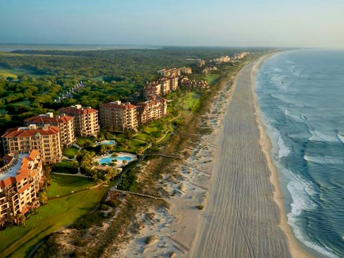 Ahoy, history buffs and beach bums! Fernandina Beach offers a perfect blend of past and present, with a side of salt air. Time to set sail for adventure!