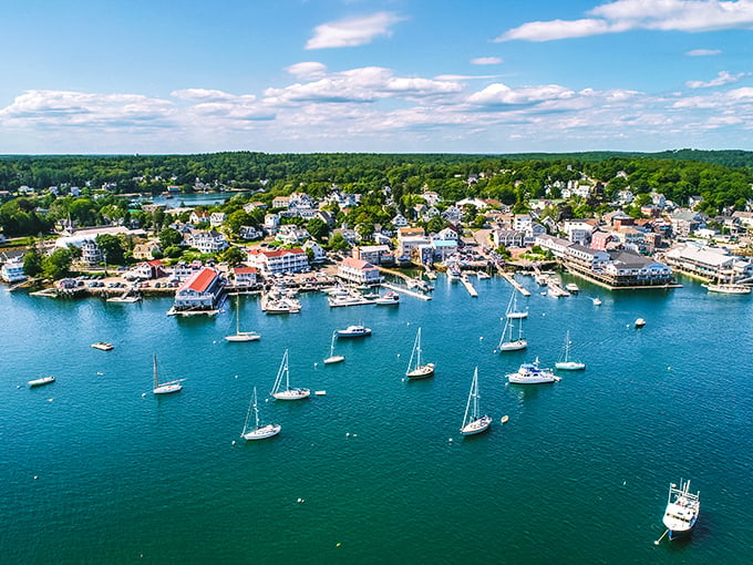 A harbor so picturesque, even the seagulls pose for photos. Boothbay's charm is as irresistible as a warm lobster roll on a cool evening.