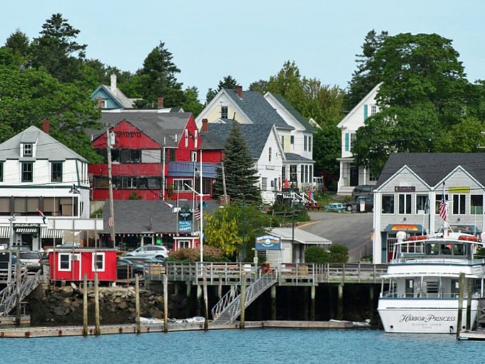 A maritime ballet! Boats of all sizes dance on the water, while charming shops line the shore like eager spectators.