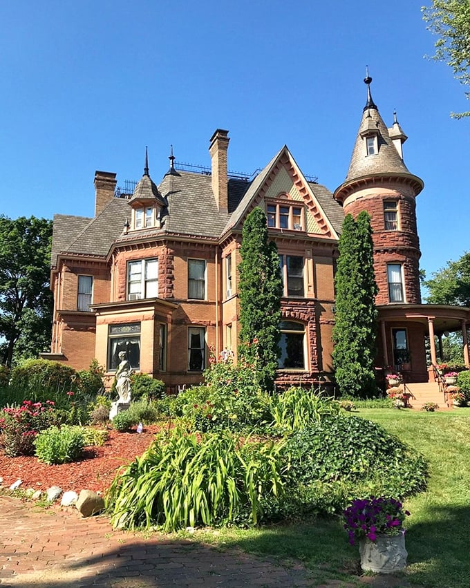 Henderson Castle: Where Queen Anne style meets Midwest hospitality. It's like Downton Abbey, but with better Wi-Fi.