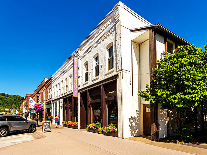 The mighty Mississippi meets small-town charm. It's like Mark Twain's daydreams came to life, minus the whitewashing.