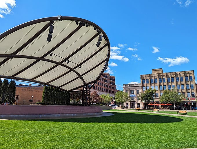 Urban oasis alert! It's like someone shrunk Central Park and added a dash of Midwest charm.