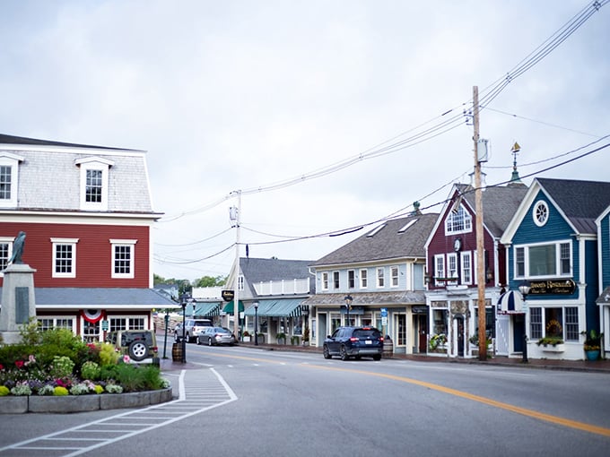 Where coastal elegance meets down-home charm! The town center bustles with activity, like a clambake for the eyes.