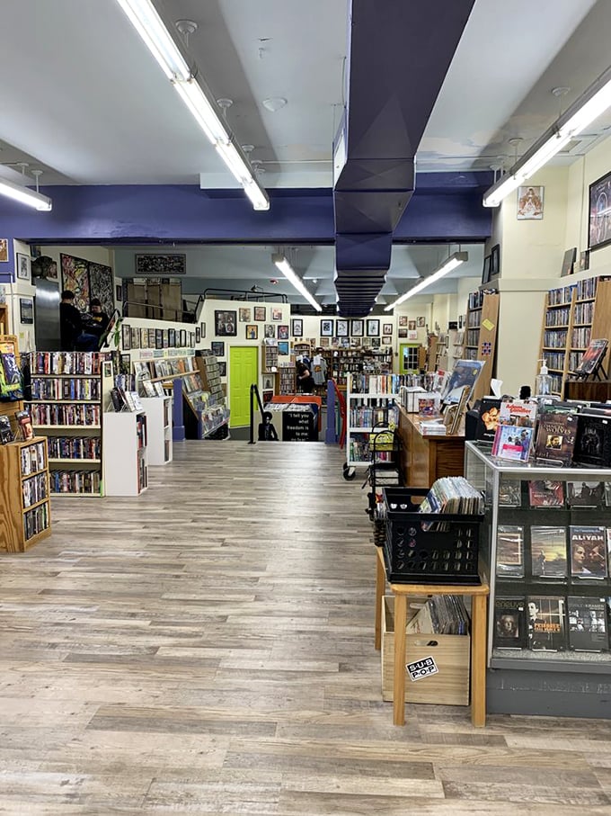 Bookworms and java junkies unite! This cozy nook is where Hemingway meets espresso in a dance of literary and caffeinated bliss.