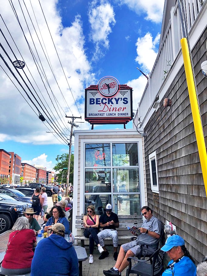 Rain or shine, these dedicated diners know some things are worth waiting for. Photo credit: Vincent F.