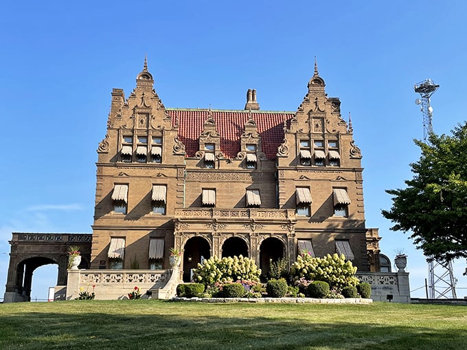 The Pabst Mansion: Where beer fortune meets architectural extravagance. It's the Great Gatsby of Milwaukee!