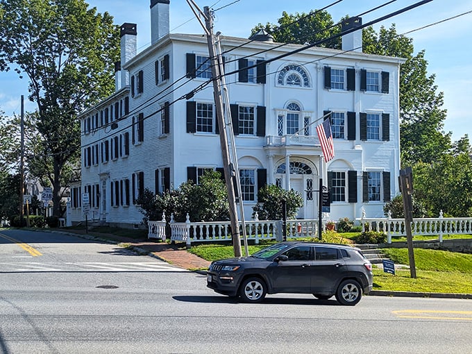 Nickels-Sortwell House: Federal-style fabulousness at its finest. It's like stepping into a Jane Austen novel, but with indoor plumbing!