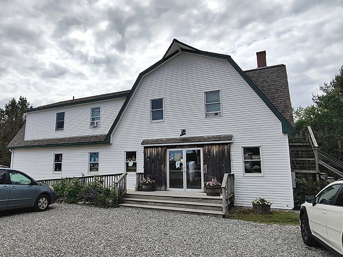 Scoops of nostalgia, anyone? Round Top's barn-style charm dishes out flavors that'll transport you faster than a DeLorean.