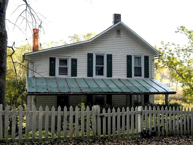 Picturesque farmhouse or notorious crime scene? The Ceely Rose House is a slice of history with a side of shivers.