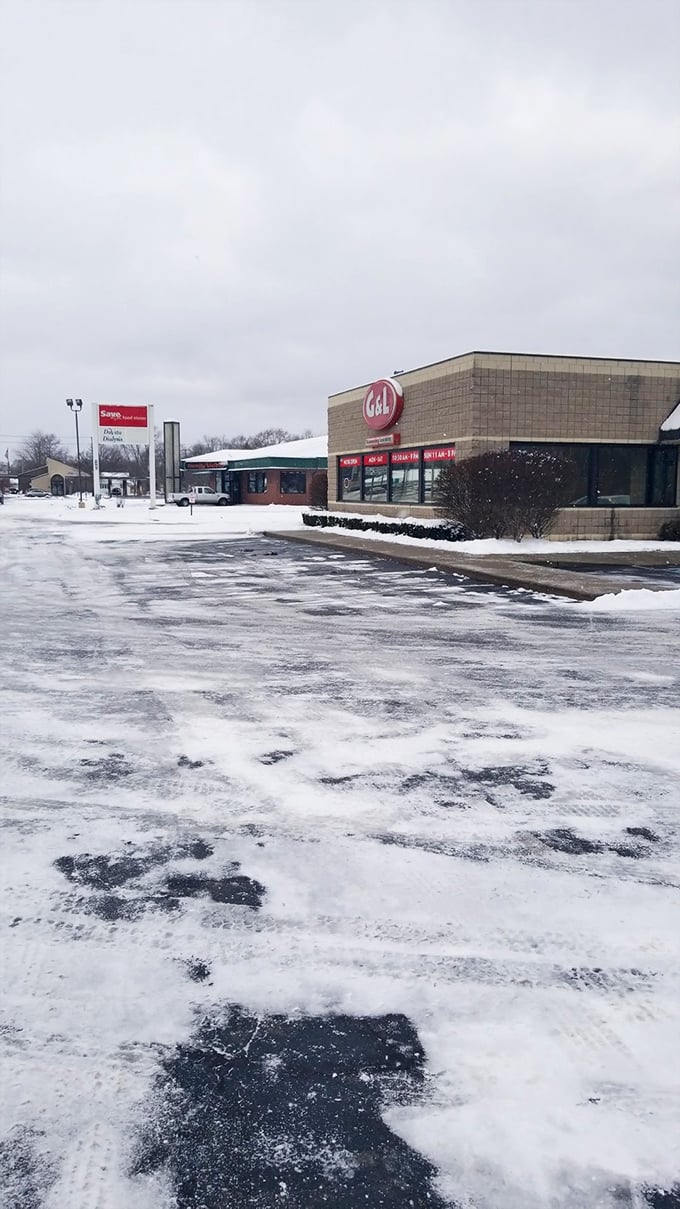 Come rain, shine, or snow – G & L stands ready to satisfy your chili dog cravings. Now that's what I call dedication to deliciousness!