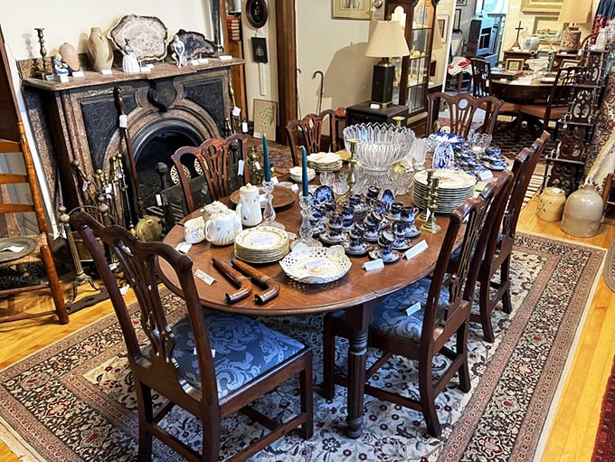 Dinner is served… two centuries ago! This table setting puts your fancy china to shame.