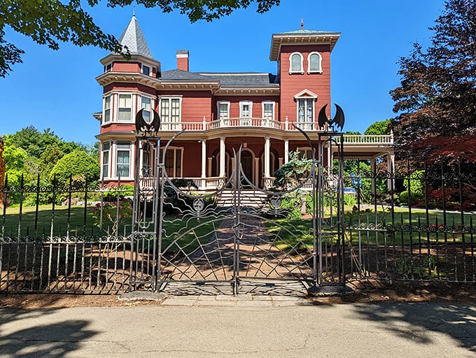 Stephen King's house: where nightmares come home to roost. That red paint? Probably not ketchup.