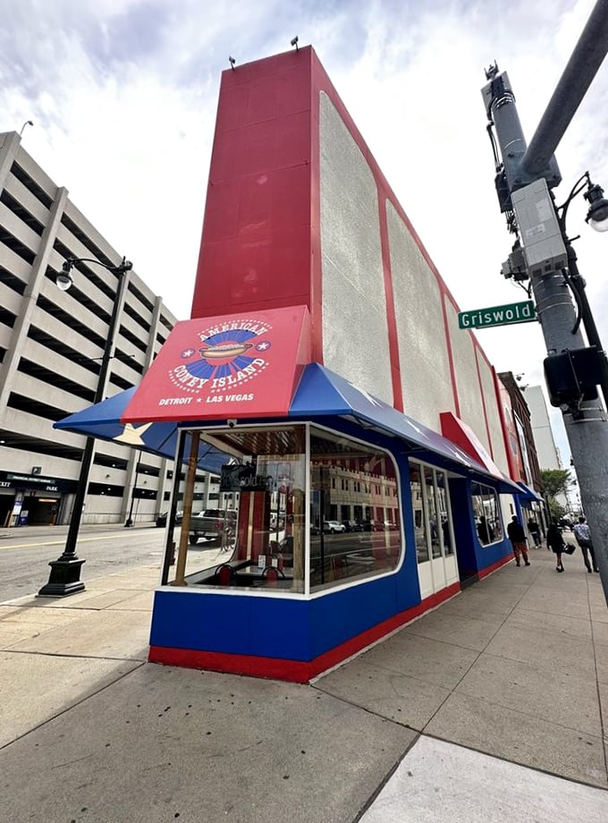 A slice of Americana, served with a side of neon! This eye-catching exterior is like a beacon for hungry souls in downtown Detroit.