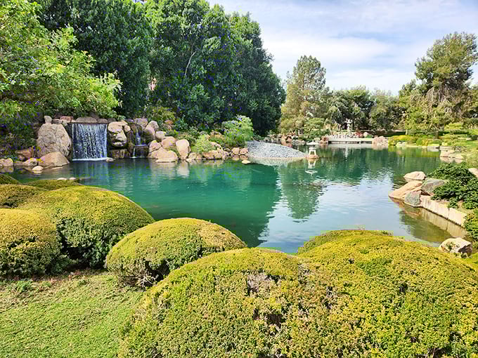 A waterfall in the desert? It's like Mother Nature decided to play a prank on Arizona! This stunning oasis proves that even cacti can dream of tropical vacations.